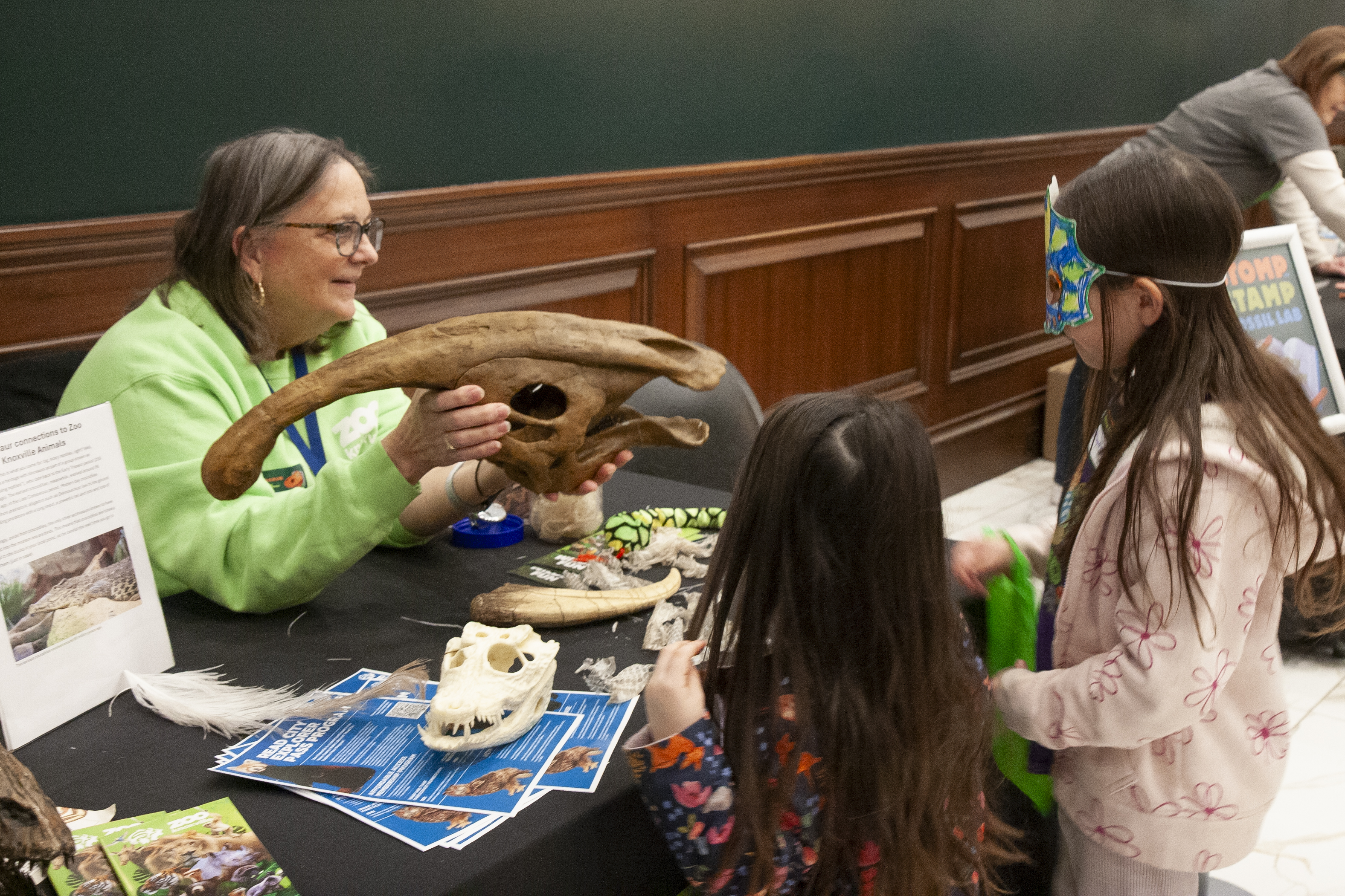 kids examine a parasaurolophus replica skull